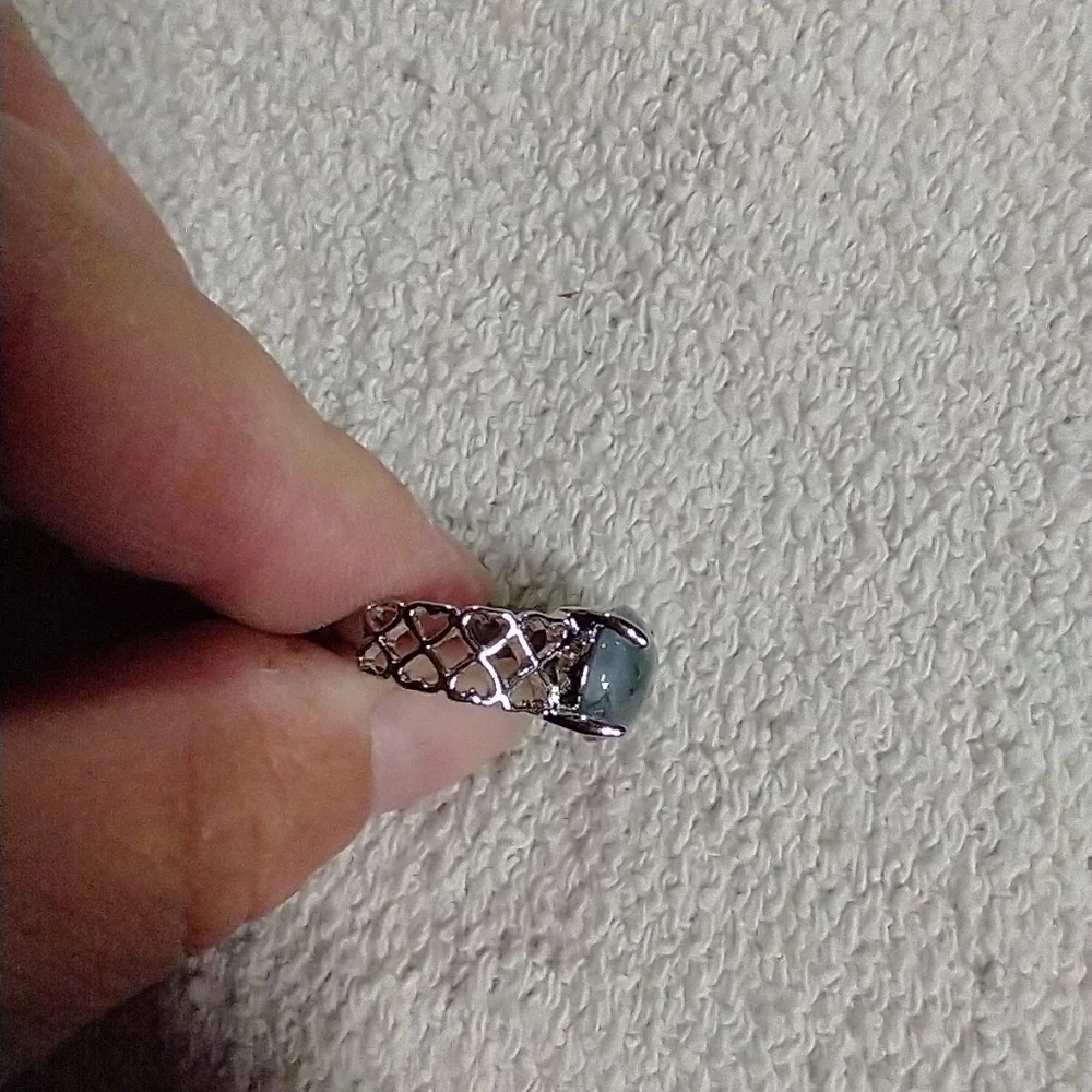 Silvertone stone ring with inclusions 7